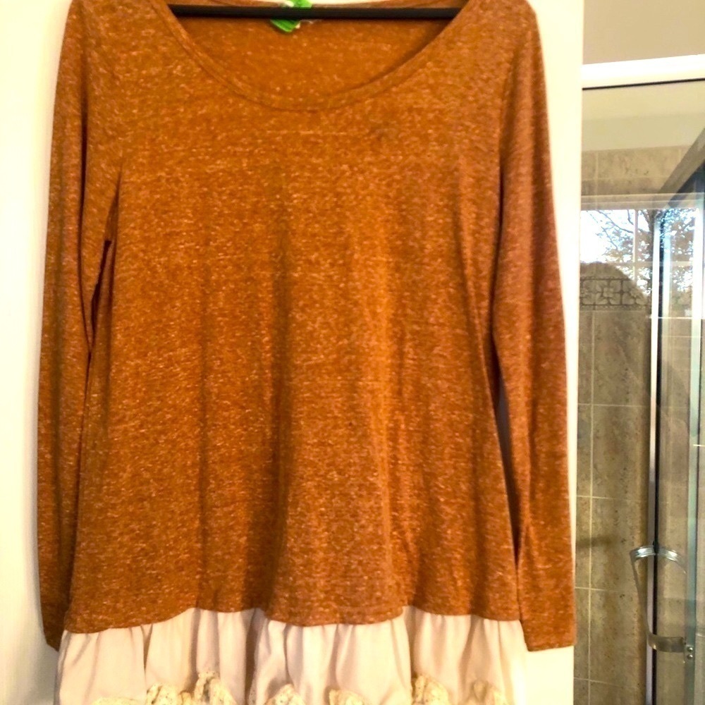 Entro tunic shirt with lacy double layer at bottom